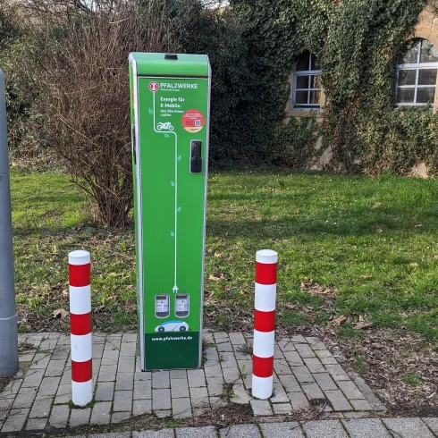 E- Ladesäule, Ansicht 1 E- Ladesäule, Ansicht 1
